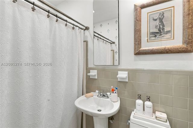 890 NE 168th St, North Miami Beach, FL 33162