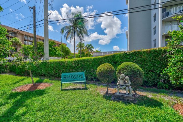 890 NE 168th St, North Miami Beach, FL 33162