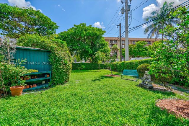 890 NE 168th St, North Miami Beach, FL 33162
