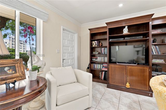 890 NE 168th St, North Miami Beach, FL 33162