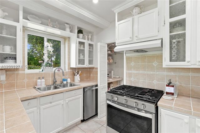 890 NE 168th St, North Miami Beach, FL 33162