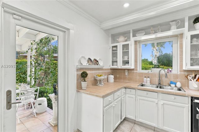 890 NE 168th St, North Miami Beach, FL 33162