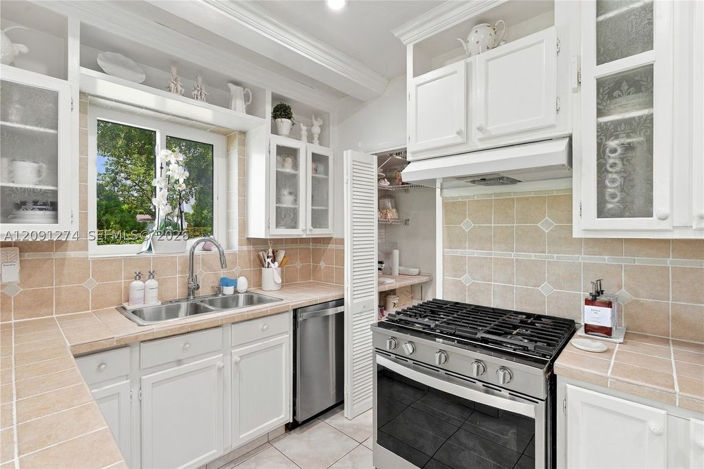 Image 11 of property listing at 890 NE 168th St, North Miami Beach, FL 33162