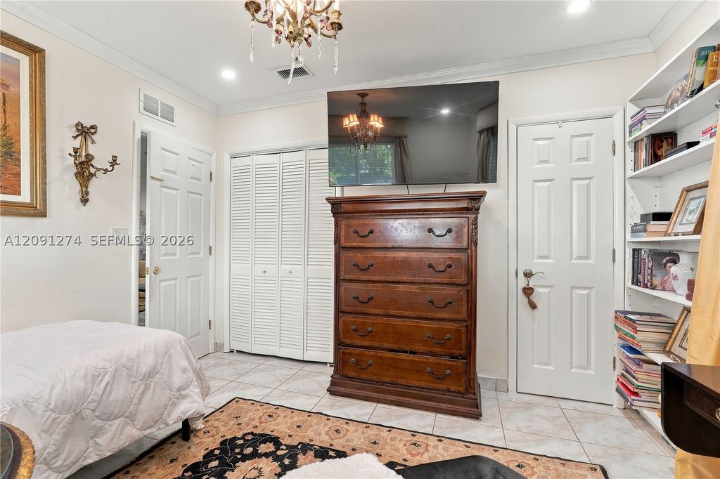 Image 18 of property listing at 890 NE 168th St, North Miami Beach, FL 33162