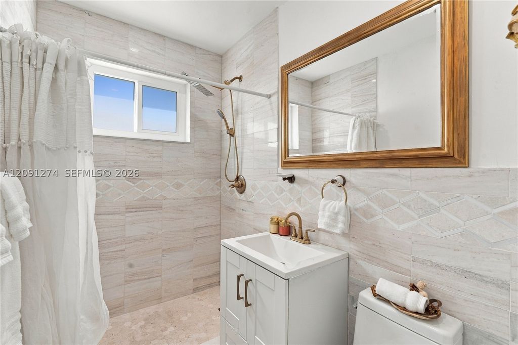 Image 19 of property listing at 890 NE 168th St, North Miami Beach, FL 33162
