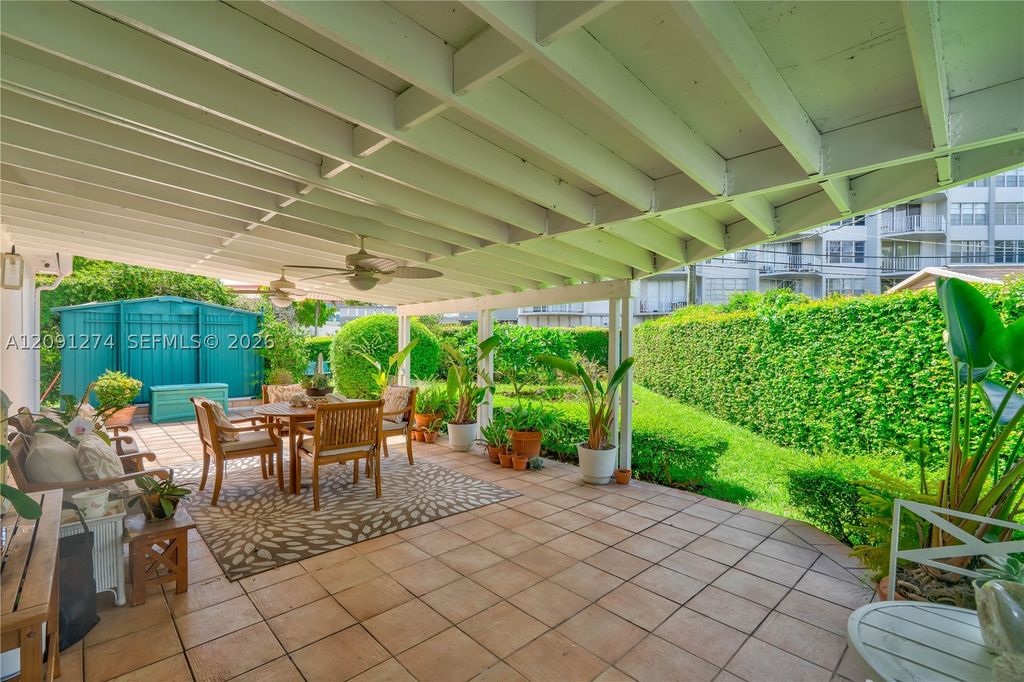 Image 23 of property listing at 890 NE 168th St, North Miami Beach, FL 33162