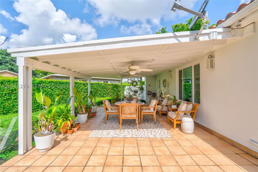 Image 26 of property listing at 890 NE 168th St, North Miami Beach, FL 33162