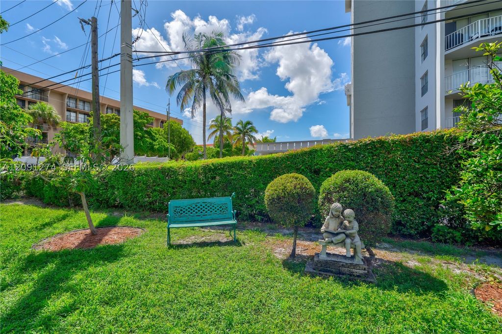 Image 27 of property listing at 890 NE 168th St, North Miami Beach, FL 33162