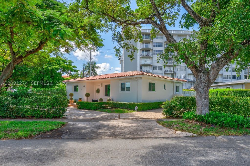 Image 29 of property listing at 890 NE 168th St, North Miami Beach, FL 33162