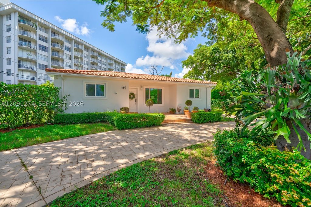 Image 3 of property listing at 890 NE 168th St, North Miami Beach, FL 33162