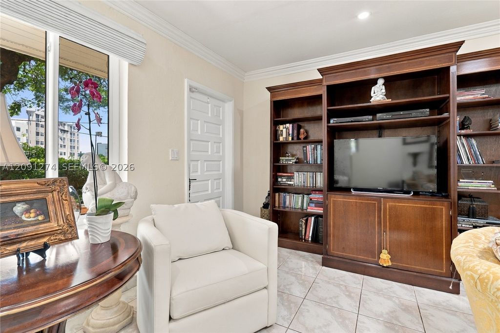 Image 6 of property listing at 890 NE 168th St, North Miami Beach, FL 33162