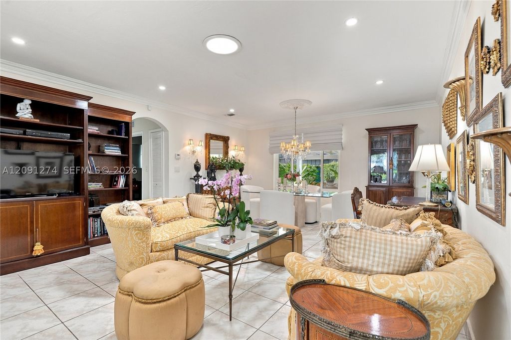 Image 7 of property listing at 890 NE 168th St, North Miami Beach, FL 33162