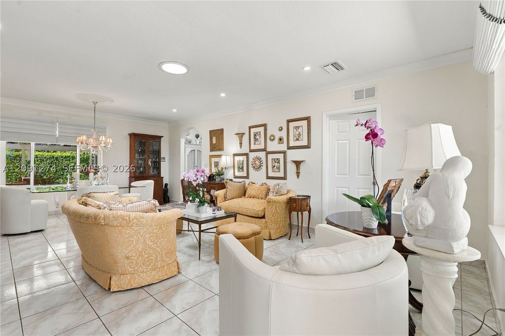 Image 8 of property listing at 890 NE 168th St, North Miami Beach, FL 33162