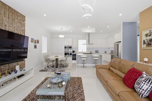 7472 NW 100th Ave, Doral, FL 33178