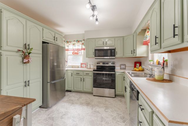 1000 N Fairlawn W Circle, Evansville, IN 47711