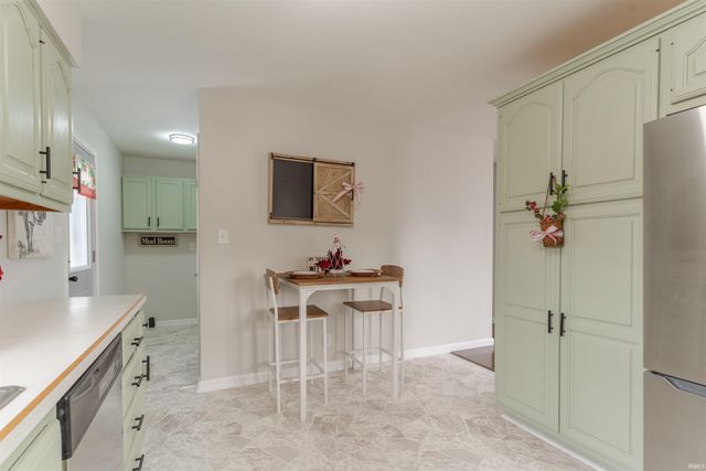 1000 N Fairlawn W Circle, Evansville, IN 47711