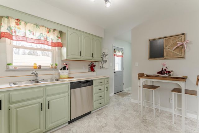 1000 N Fairlawn W Circle, Evansville, IN 47711