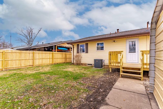 1000 N Fairlawn W Circle, Evansville, IN 47711