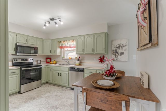 1000 N Fairlawn W Circle, Evansville, IN 47711