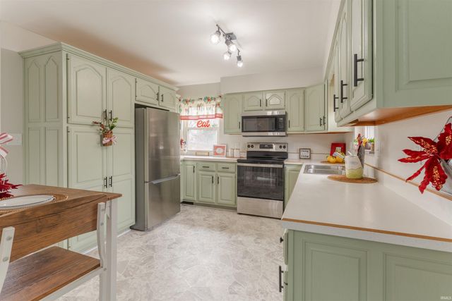 1000 N Fairlawn W Circle, Evansville, IN 47711