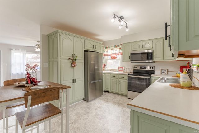 1000 N Fairlawn W Circle, Evansville, IN 47711