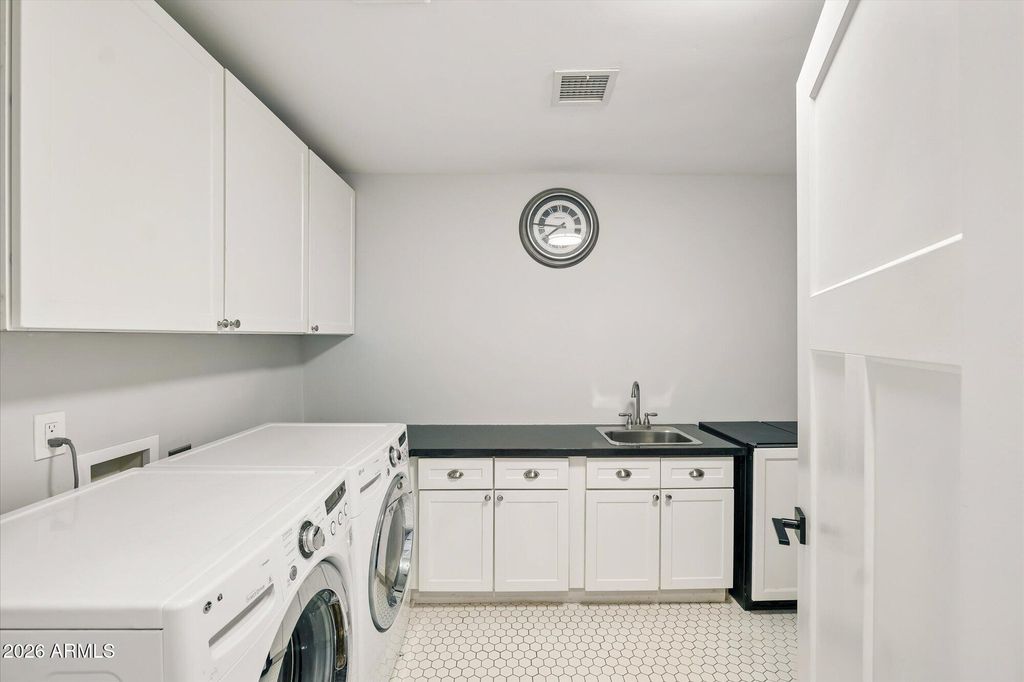 Image 10 of property listing at 4627 E WILSHIRE Drive, Phoenix, AZ 85008