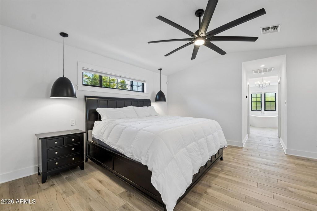 Image 12 of property listing at 4627 E WILSHIRE Drive, Phoenix, AZ 85008