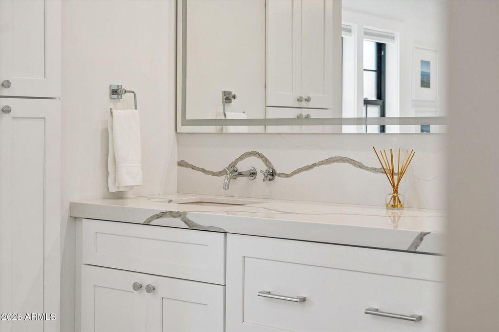 Image 16 of property listing at 4627 E WILSHIRE Drive, Phoenix, AZ 85008