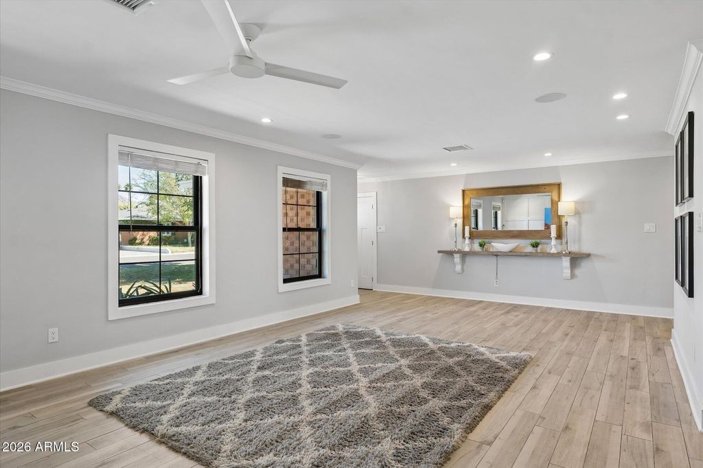 Image 5 of property listing at 4627 E WILSHIRE Drive, Phoenix, AZ 85008