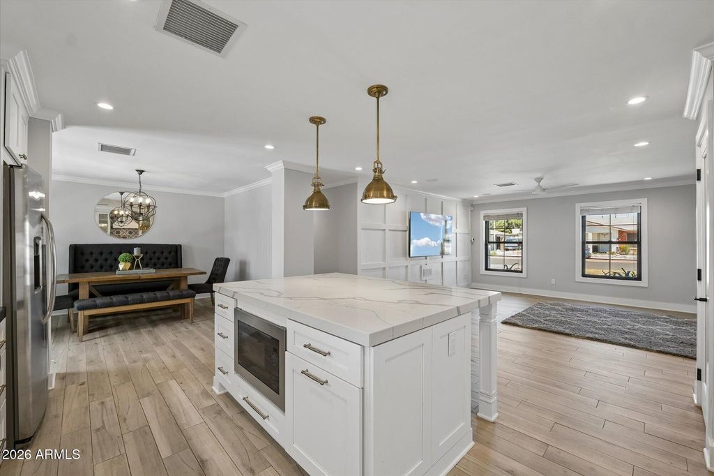 Image 6 of property listing at 4627 E WILSHIRE Drive, Phoenix, AZ 85008