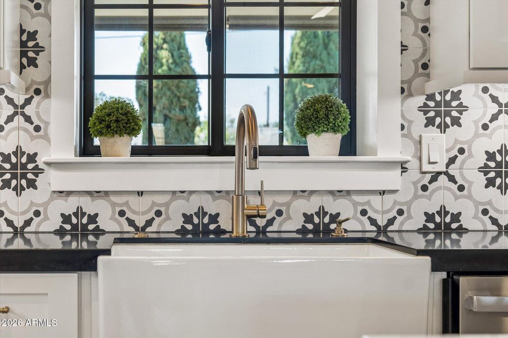 Image 7 of property listing at 4627 E WILSHIRE Drive, Phoenix, AZ 85008