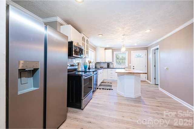 1614 College Avenue SW, Lenoir, NC 28645