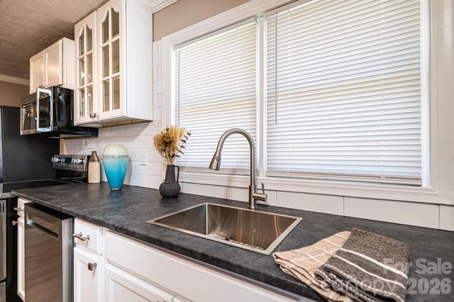 1614 College Avenue SW, Lenoir, NC 28645