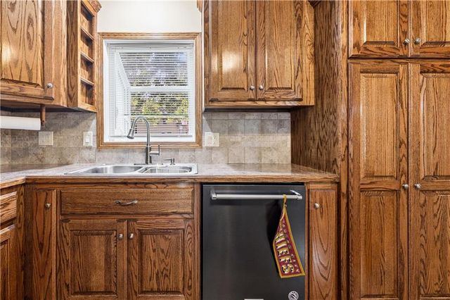 305 Canterbury Lane, Belton, MO 64102