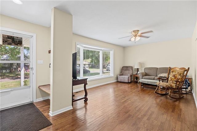 305 Canterbury Lane, Belton, MO 64102