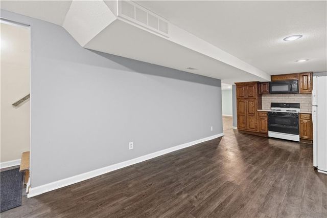 305 Canterbury Lane, Belton, MO 64102