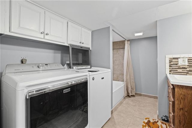 305 Canterbury Lane, Belton, MO 64102