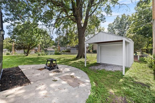 305 Canterbury Lane, Belton, MO 64102