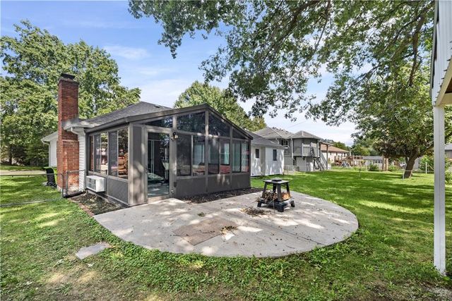 305 Canterbury Lane, Belton, MO 64102