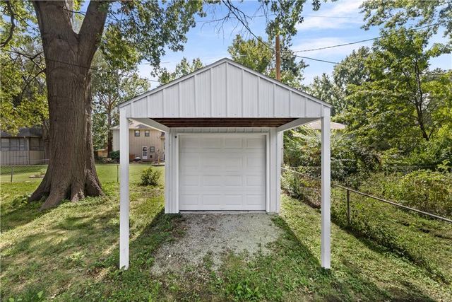305 Canterbury Lane, Belton, MO 64102