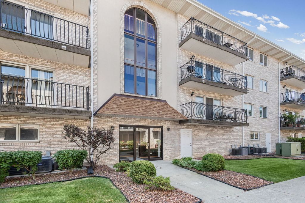 6248 S Gullikson Road 2E, Chicago, IL 60638
