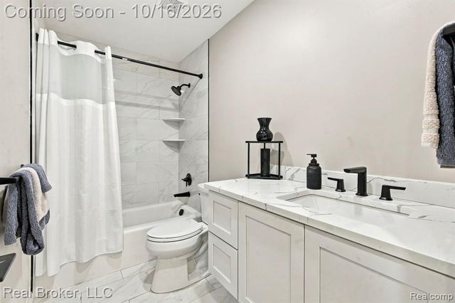 46059 Edgewater Drive, Chesterfield, MI 48047