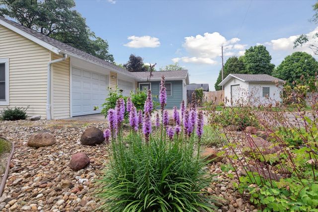 33944 Redfield St, Niles, MI 49120