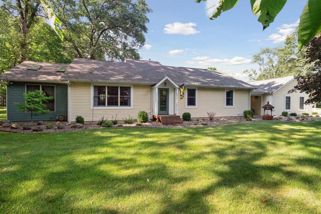 33944 Redfield St, Niles, MI 49120