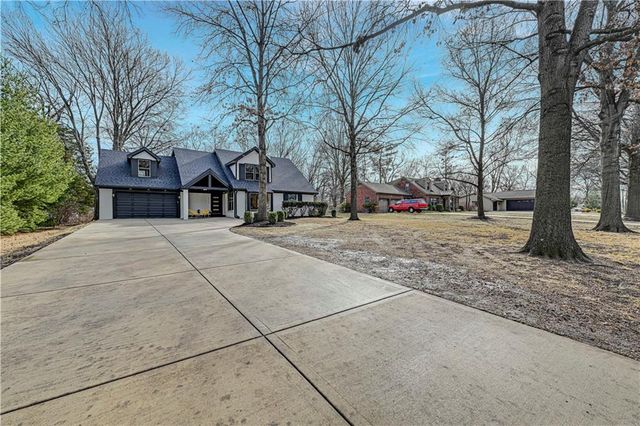 9515 Lee Boulevard, Leawood, KS 66206