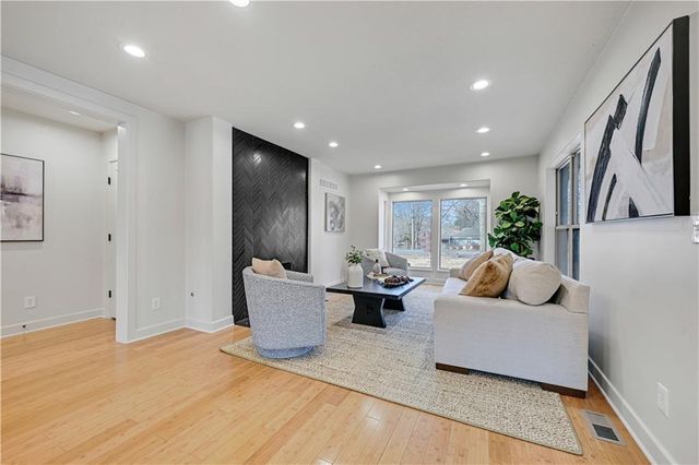 9515 Lee Boulevard, Leawood, KS 66206