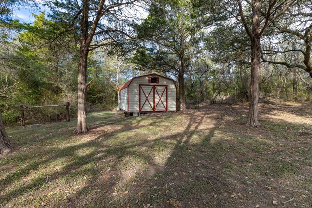 250 Bucek LN, Schulenburg, TX 78956