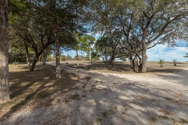 250 Bucek LN, Schulenburg, TX 78956