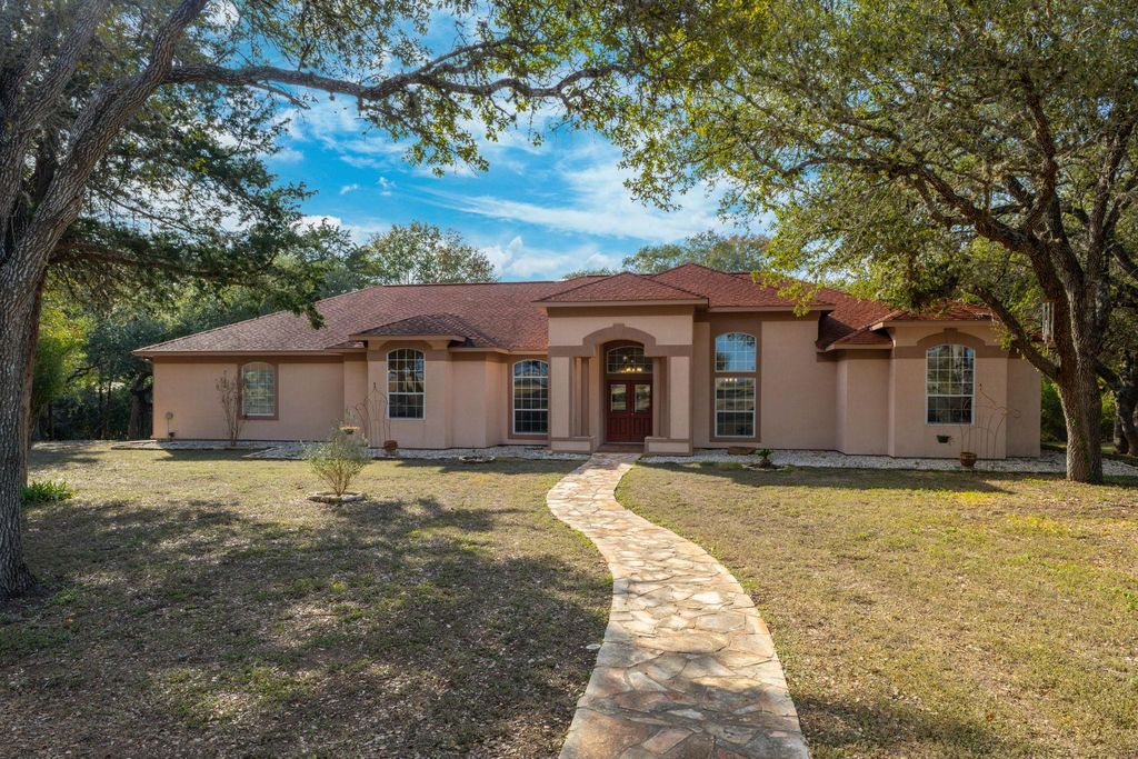 250 Bucek LN, Schulenburg, TX 78956