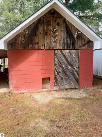 2659 N Johnson Road, Weidman, MI 48893